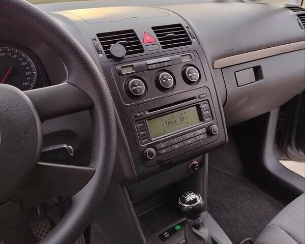 Серый Фольксваген Туран, объемом двигателя 1.6 л и пробегом 247 тыс. км за 6300 $, фото 5 на Automoto.ua