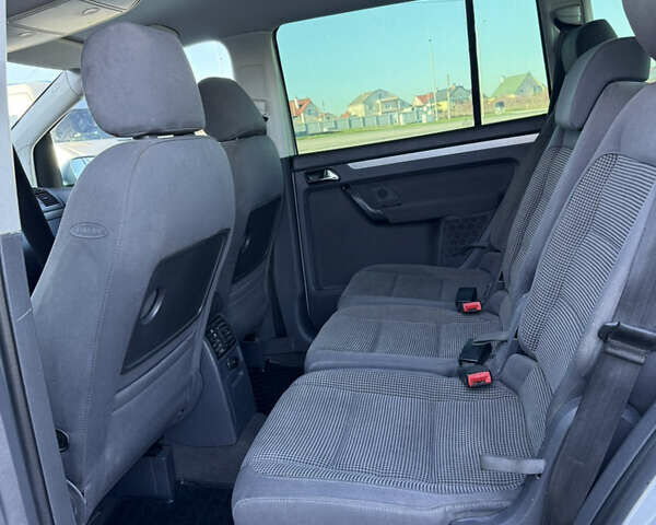 Серый Фольксваген Туран, объемом двигателя 1.97 л и пробегом 290 тыс. км за 5100 $, фото 19 на Automoto.ua