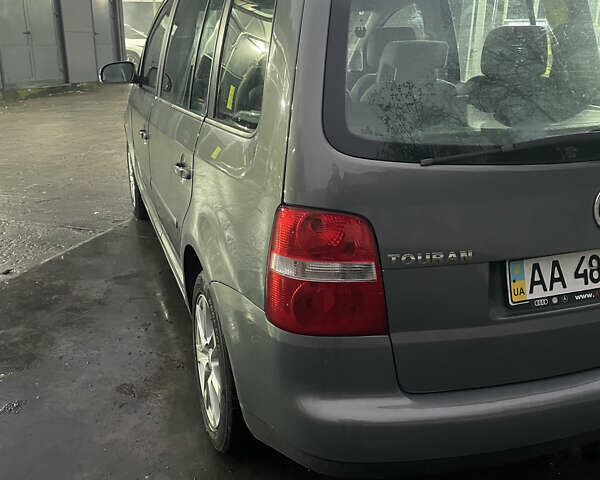 Серый Фольксваген Туран, объемом двигателя 2 л и пробегом 214 тыс. км за 6600 $, фото 6 на Automoto.ua