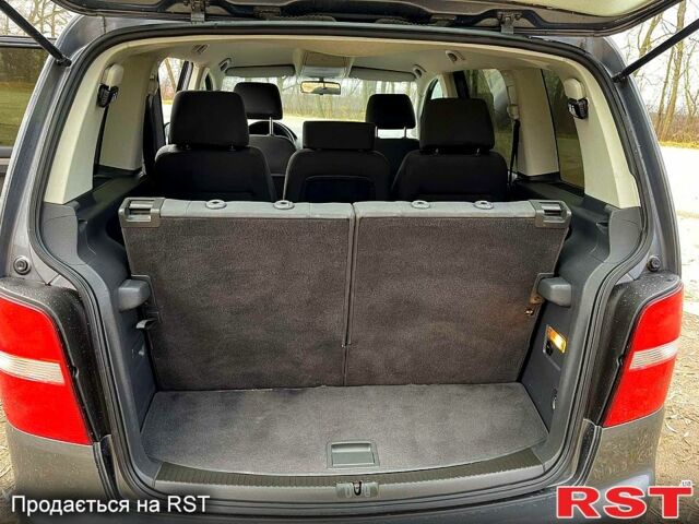 Серый Фольксваген Туран, объемом двигателя 1.6 л и пробегом 241 тыс. км за 4999 $, фото 12 на Automoto.ua