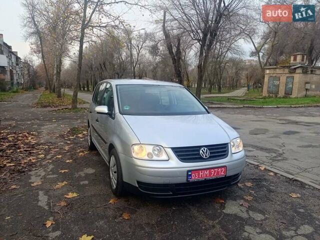 Серый Фольксваген Туран, объемом двигателя 1.6 л и пробегом 230 тыс. км за 5995 $, фото 1 на Automoto.ua