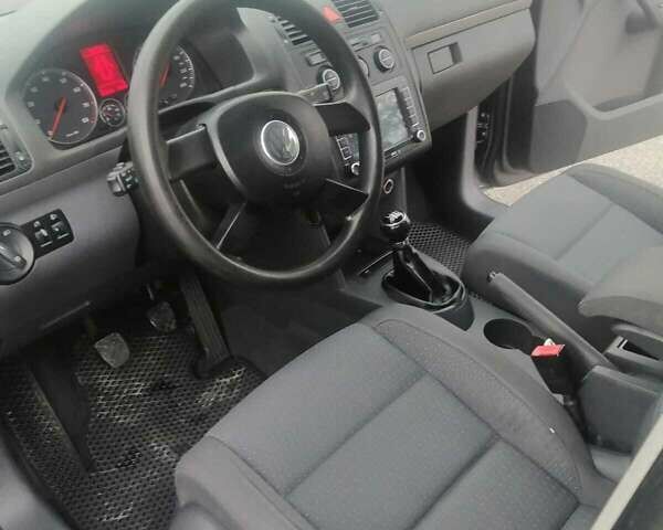 Серый Фольксваген Туран, объемом двигателя 1.6 л и пробегом 260 тыс. км за 5700 $, фото 5 на Automoto.ua