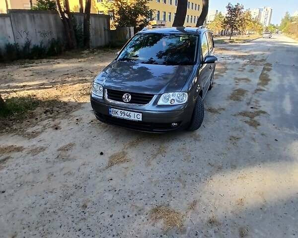 Сірий Фольксваген Туран, об'ємом двигуна 1.6 л та пробігом 235 тис. км за 5900 $, фото 2 на Automoto.ua