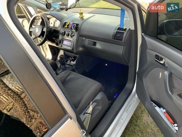 Серый Фольксваген Туран, объемом двигателя 1.9 л и пробегом 400 тыс. км за 6500 $, фото 6 на Automoto.ua