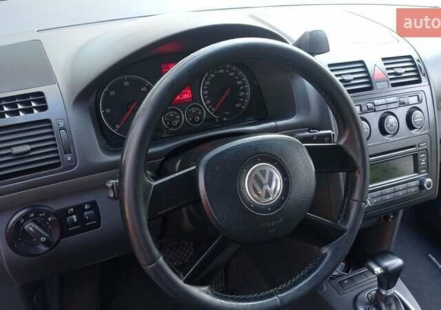 Серый Фольксваген Туран, объемом двигателя 1.9 л и пробегом 281 тыс. км за 6500 $, фото 19 на Automoto.ua