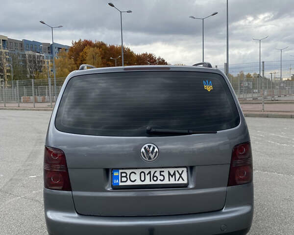 Серый Фольксваген Туран, объемом двигателя 1.6 л и пробегом 240 тыс. км за 7000 $, фото 5 на Automoto.ua