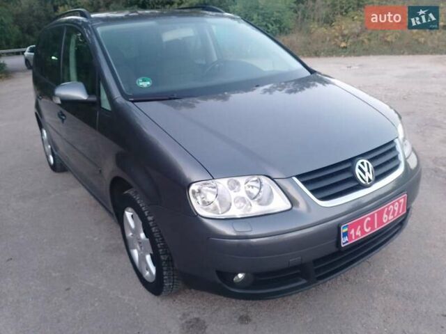 Серый Фольксваген Туран, объемом двигателя 1.6 л и пробегом 215 тыс. км за 5900 $, фото 1 на Automoto.ua