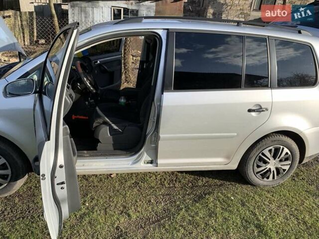 Серый Фольксваген Туран, объемом двигателя 1.9 л и пробегом 400 тыс. км за 6500 $, фото 3 на Automoto.ua