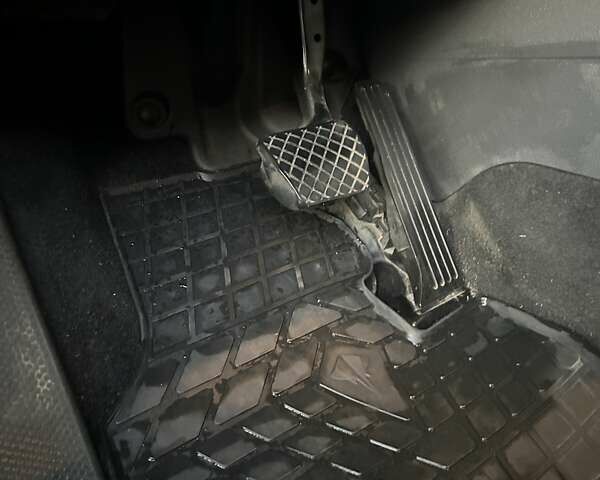 Серый Фольксваген Туран, объемом двигателя 1.9 л и пробегом 233 тыс. км за 6300 $, фото 22 на Automoto.ua