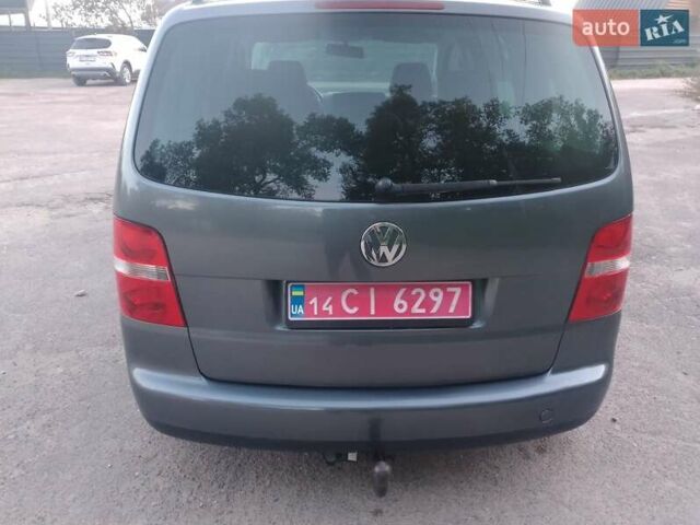 Серый Фольксваген Туран, объемом двигателя 1.6 л и пробегом 215 тыс. км за 5900 $, фото 4 на Automoto.ua