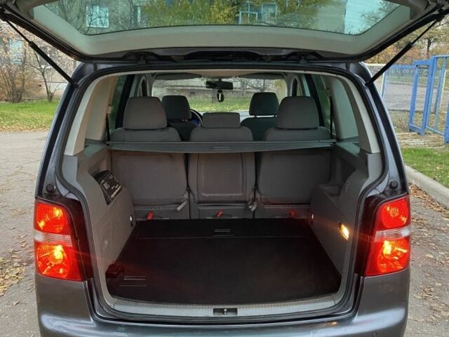 Серый Фольксваген Туран, объемом двигателя 2 л и пробегом 320 тыс. км за 3400 $, фото 13 на Automoto.ua