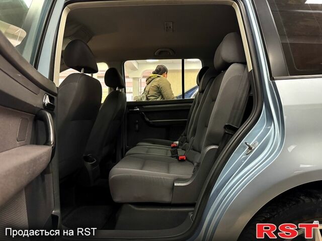 Серый Фольксваген Туран, объемом двигателя 1.6 л и пробегом 213 тыс. км за 6600 $, фото 5 на Automoto.ua