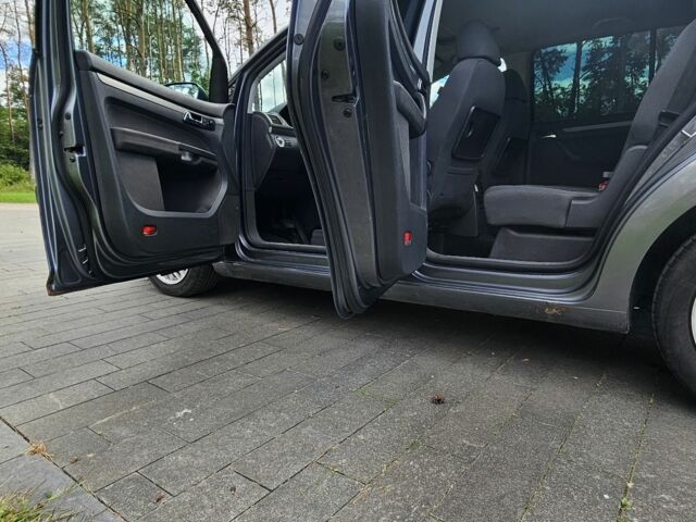 Серый Фольксваген Туран, объемом двигателя 2 л и пробегом 367 тыс. км за 2657 $, фото 14 на Automoto.ua