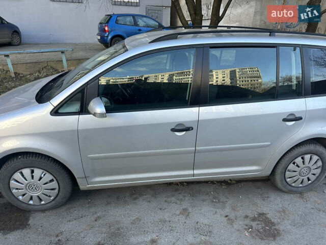 Серый Фольксваген Туран, объемом двигателя 1.6 л и пробегом 211 тыс. км за 6000 $, фото 1 на Automoto.ua