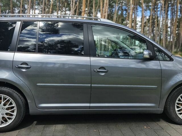 Серый Фольксваген Туран, объемом двигателя 2 л и пробегом 367 тыс. км за 2657 $, фото 4 на Automoto.ua