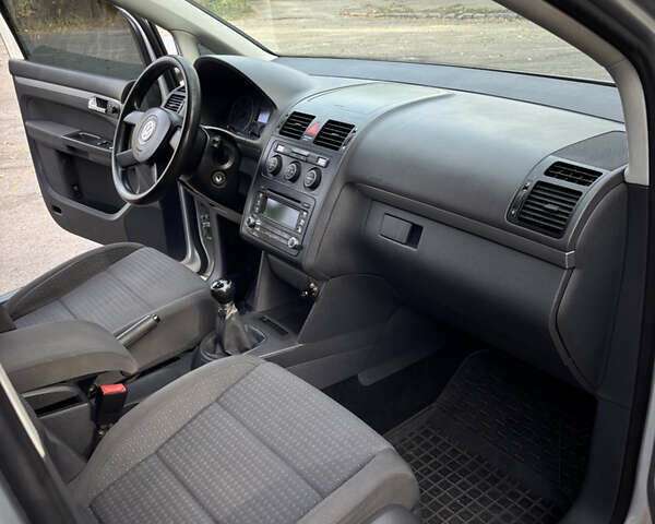 Серый Фольксваген Туран, объемом двигателя 1.9 л и пробегом 206 тыс. км за 6800 $, фото 6 на Automoto.ua