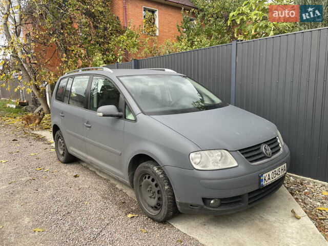 Серый Фольксваген Туран, объемом двигателя 1.6 л и пробегом 266 тыс. км за 6600 $, фото 1 на Automoto.ua