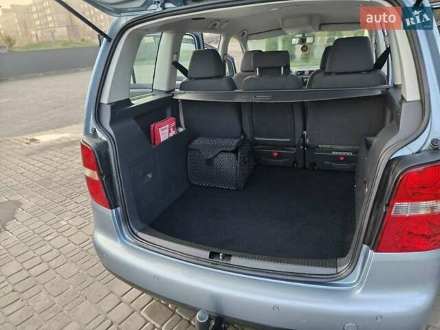 Серый Фольксваген Туран, объемом двигателя 1.6 л и пробегом 205 тыс. км за 5950 $, фото 6 на Automoto.ua