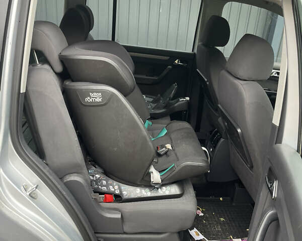 Серый Фольксваген Туран, объемом двигателя 1.6 л и пробегом 266 тыс. км за 6600 $, фото 12 на Automoto.ua