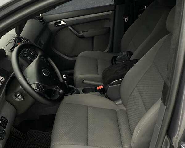 Серый Фольксваген Туран, объемом двигателя 1.6 л и пробегом 240 тыс. км за 7000 $, фото 25 на Automoto.ua