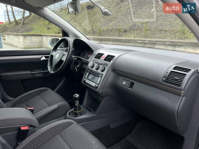 Серый Фольксваген Туран, объемом двигателя 1.9 л и пробегом 284 тыс. км за 6500 $, фото 23 на Automoto.ua