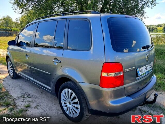 Серый Фольксваген Туран, объемом двигателя 1.6 л и пробегом 256 тыс. км за 5800 $, фото 1 на Automoto.ua