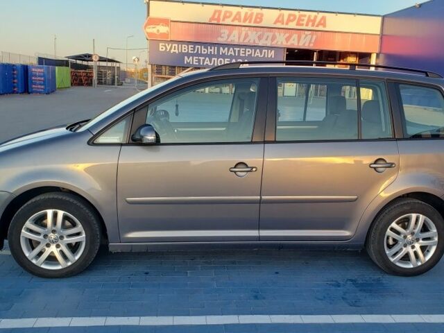 Серый Фольксваген Туран, объемом двигателя 1.9 л и пробегом 240 тыс. км за 6750 $, фото 1 на Automoto.ua