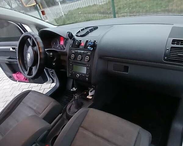 Серый Фольксваген Туран, объемом двигателя 1.6 л и пробегом 258 тыс. км за 5500 $, фото 4 на Automoto.ua