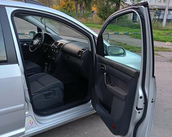 Серый Фольксваген Туран, объемом двигателя 1.6 л и пробегом 242 тыс. км за 5300 $, фото 16 на Automoto.ua