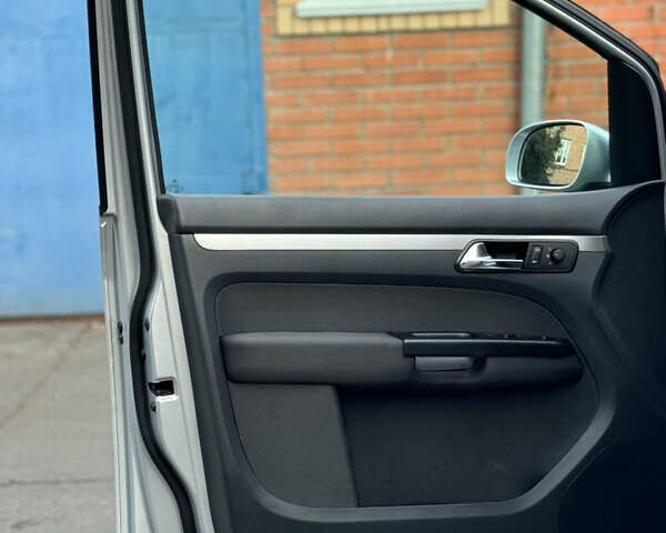 Серый Фольксваген Туран, объемом двигателя 1.6 л и пробегом 219 тыс. км за 6599 $, фото 40 на Automoto.ua