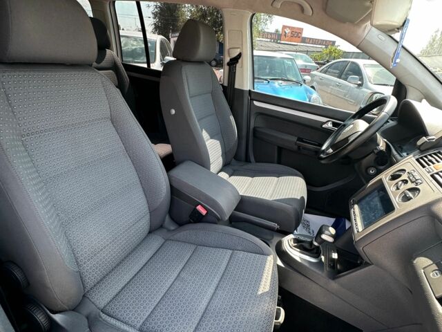 Сірий Фольксваген Туран, об'ємом двигуна 2 л та пробігом 215 тис. км за 7600 $, фото 6 на Automoto.ua