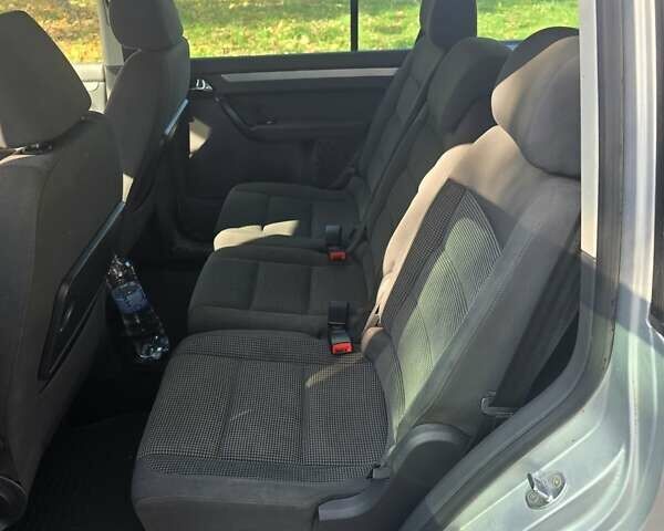 Серый Фольксваген Туран, объемом двигателя 2 л и пробегом 370 тыс. км за 6200 $, фото 3 на Automoto.ua