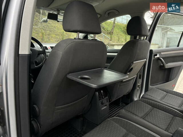 Серый Фольксваген Туран, объемом двигателя 1.9 л и пробегом 284 тыс. км за 6500 $, фото 26 на Automoto.ua