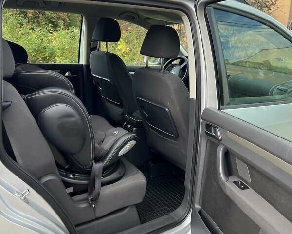 Сірий Фольксваген Туран, об'ємом двигуна 1.9 л та пробігом 283 тис. км за 5400 $, фото 6 на Automoto.ua