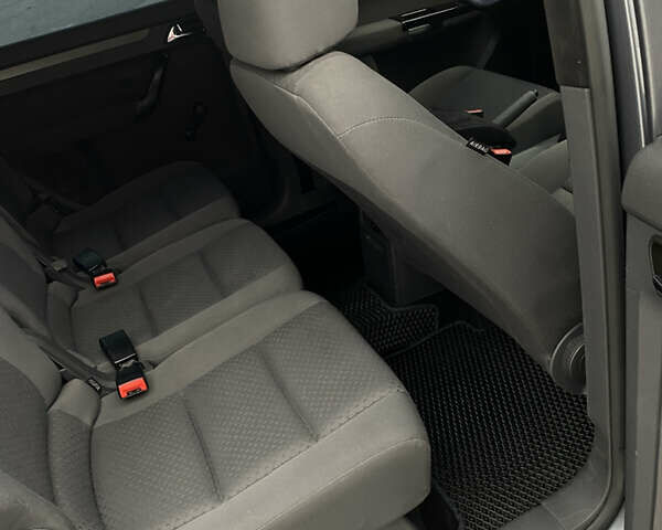 Серый Фольксваген Туран, объемом двигателя 1.6 л и пробегом 240 тыс. км за 7000 $, фото 23 на Automoto.ua