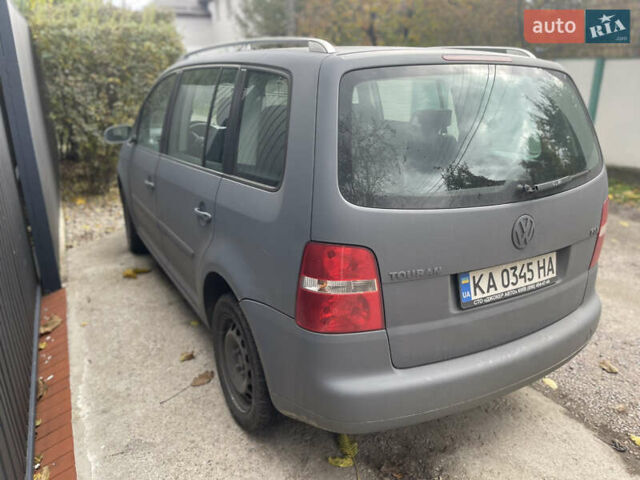 Серый Фольксваген Туран, объемом двигателя 1.6 л и пробегом 266 тыс. км за 6600 $, фото 4 на Automoto.ua