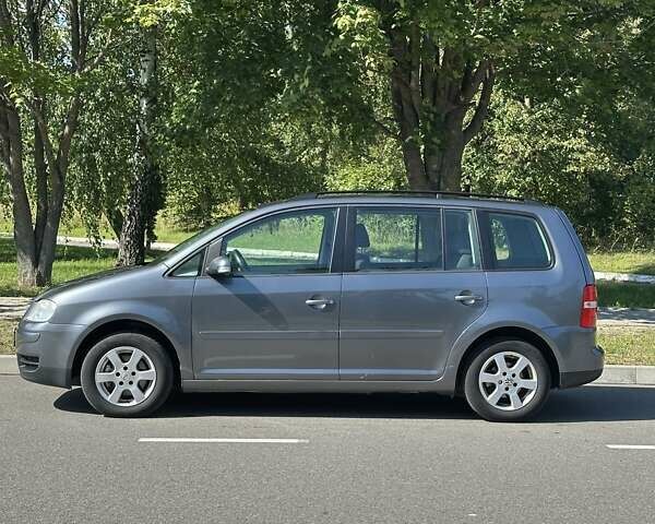 Серый Фольксваген Туран, объемом двигателя 1.97 л и пробегом 330 тыс. км за 5800 $, фото 4 на Automoto.ua