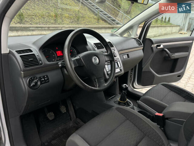 Серый Фольксваген Туран, объемом двигателя 1.9 л и пробегом 284 тыс. км за 6500 $, фото 18 на Automoto.ua