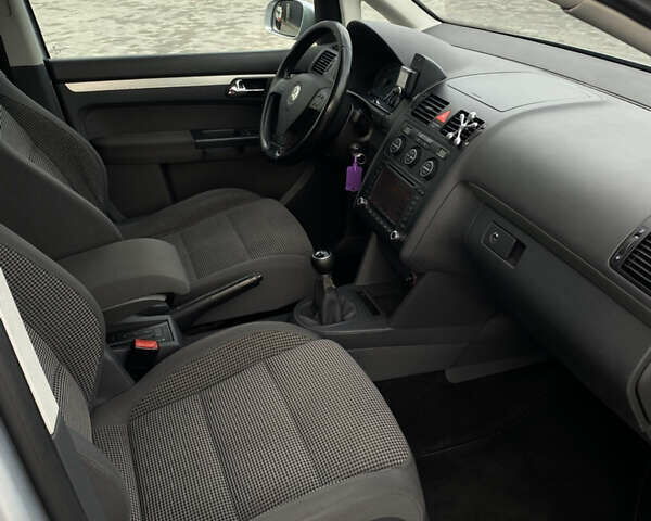 Сірий Фольксваген Туран, об'ємом двигуна 1.4 л та пробігом 217 тис. км за 6400 $, фото 13 на Automoto.ua