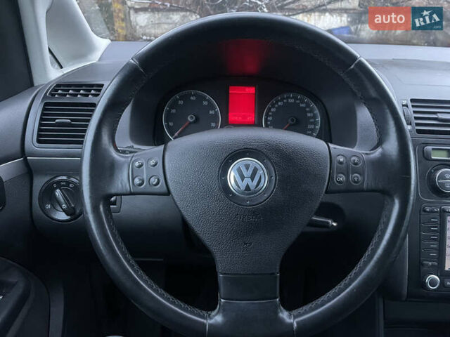 Серый Фольксваген Туран, объемом двигателя 2 л и пробегом 202 тыс. км за 5800 $, фото 6 на Automoto.ua