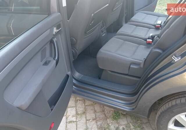 Серый Фольксваген Туран, объемом двигателя 1.9 л и пробегом 281 тыс. км за 6500 $, фото 11 на Automoto.ua