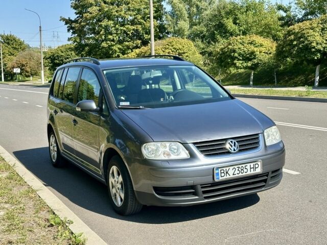 Серый Фольксваген Туран, объемом двигателя 2 л и пробегом 330 тыс. км за 5800 $, фото 1 на Automoto.ua