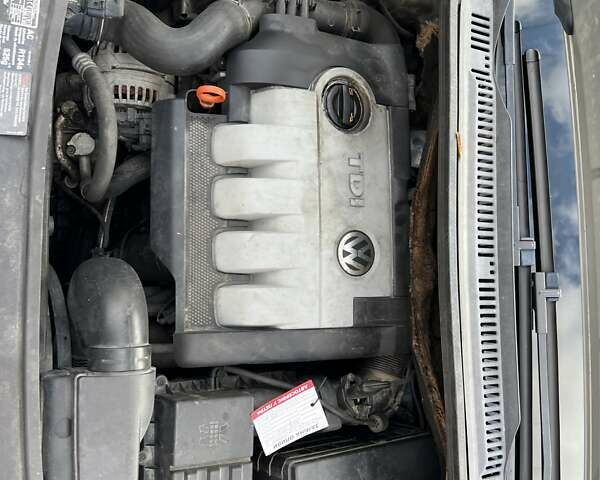 Сірий Фольксваген Туран, об'ємом двигуна 1.9 л та пробігом 283 тис. км за 5400 $, фото 16 на Automoto.ua