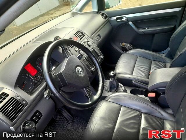 Серый Фольксваген Туран, объемом двигателя 2 л и пробегом 231 тыс. км за 7500 $, фото 3 на Automoto.ua