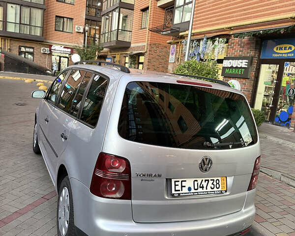 Серый Фольксваген Туран, объемом двигателя 1.6 л и пробегом 190 тыс. км за 7200 $, фото 3 на Automoto.ua