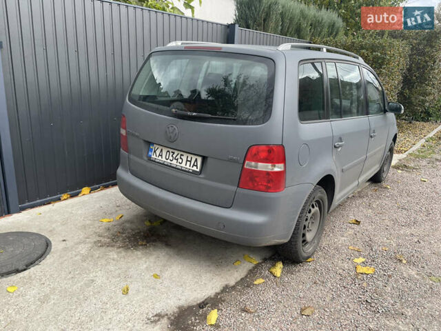 Серый Фольксваген Туран, объемом двигателя 1.6 л и пробегом 266 тыс. км за 6600 $, фото 3 на Automoto.ua