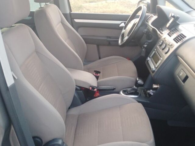 Серый Фольксваген Туран, объемом двигателя 1.4 л и пробегом 230 тыс. км за 7000 $, фото 4 на Automoto.ua