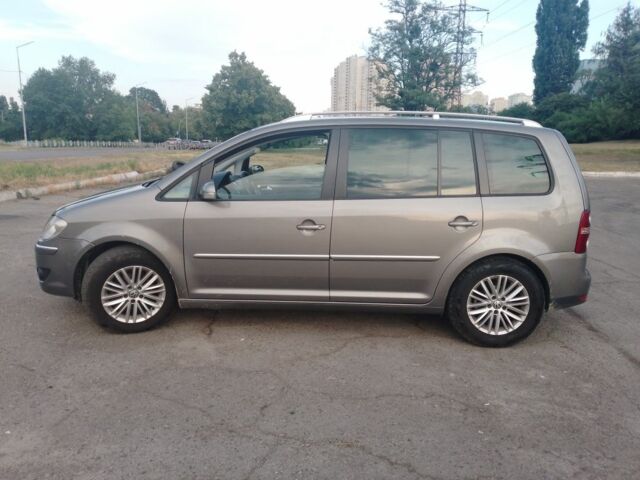 Серый Фольксваген Туран, объемом двигателя 1.4 л и пробегом 230 тыс. км за 7000 $, фото 1 на Automoto.ua