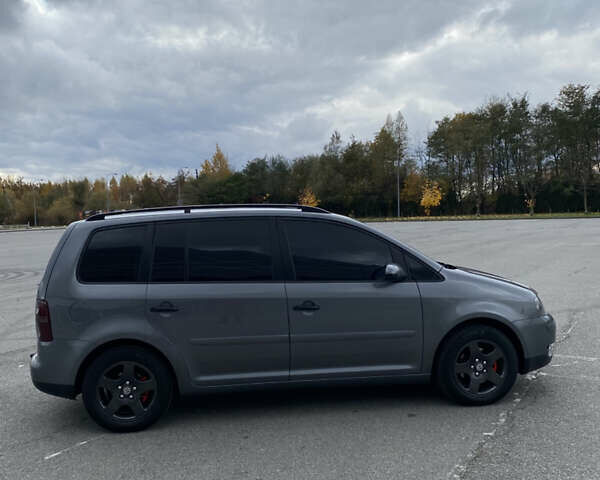 Серый Фольксваген Туран, объемом двигателя 1.6 л и пробегом 240 тыс. км за 7000 $, фото 7 на Automoto.ua