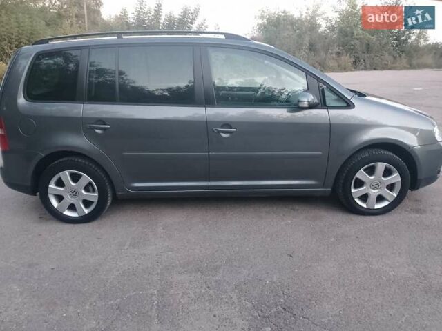 Серый Фольксваген Туран, объемом двигателя 1.6 л и пробегом 215 тыс. км за 5900 $, фото 2 на Automoto.ua